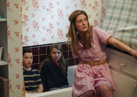Iain Armitage, Raegan Revord, Zoe Perry - Young Sheldon - A Mother, a Child and a Blue Man's Backside - Photos