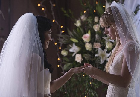 Naya Rivera, Heather Morris - Glee - A Wedding - Van film