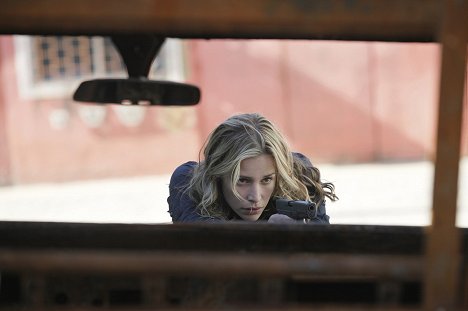 Piper Perabo - Covert Affairs - Frontwards - Photos