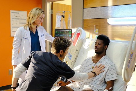 Emily VanCamp, Patrick Walker - The Resident - Independence Day - Photos