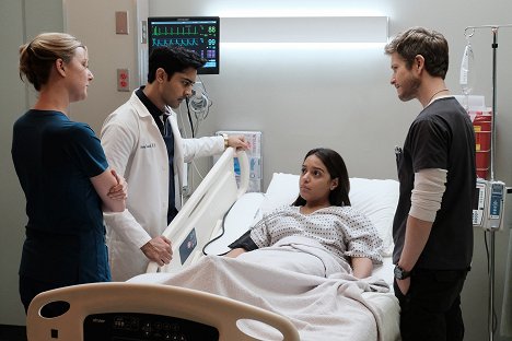 Emily VanCamp, Manish Dayal, Coral Peña, Matt Czuchry - The Resident - Comrades in Arms - Photos