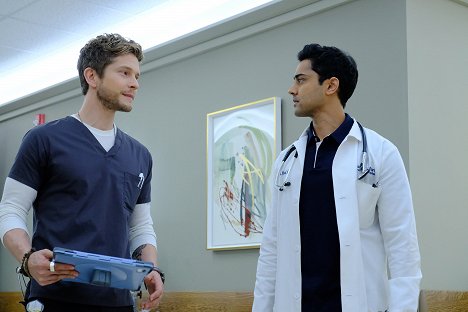 Matt Czuchry, Manish Dayal - The Resident - Comrades in Arms - Van film