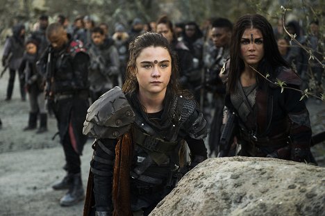 Lola Flanery, Marie Avgeropoulos - The 100 - Damocles: Part 2 - Van film