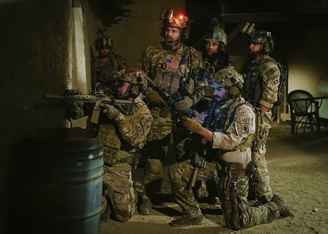 Max Thieriot, David Boreanaz, Marsha Thomason, Justin Melnick, Neil Brown Jr. - SEAL Team - Der Mann im Hintergrund - Filmfotos