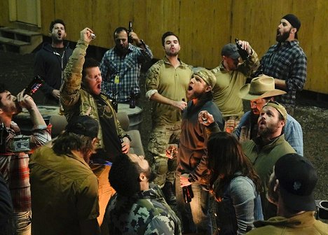 David Boreanaz, Max Thieriot, A. J. Buckley, Judd Lormand - SEAL Team - Alleingang - Filmfotos