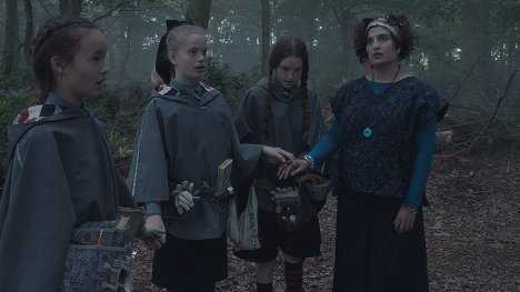 Dagny Rollins, Jenny Richardson, Bella Ramsey, Mina Anwar - Eine lausige Hexe - Der Dunkelwald - Filmfotos