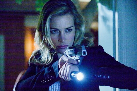 Piper Perabo - Covert Affairs - Dig for Fire - Photos