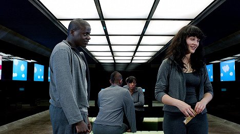 Daniel Kaluuya, Jessica Brown Findlay - Black Mirror - Fifteen Million Merits - Van film