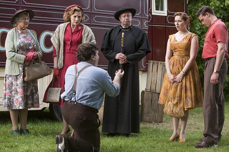 Sorcha Cusack, Nancy Carroll, Mark Williams - Father Brown - The Invisible Man - Film