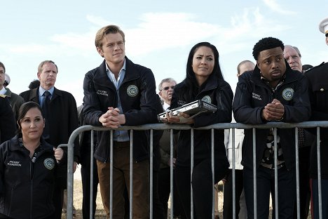 Lucas Till, Tristin Mays - MacGyver - CO2 Sensor + Tree Branch - Do filme