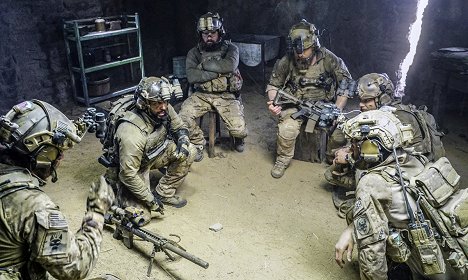 Neil Brown Jr., A. J. Buckley, Dan Briggs, Max Thieriot - SEAL Team - In der Höhle des Löwen - Filmfotos
