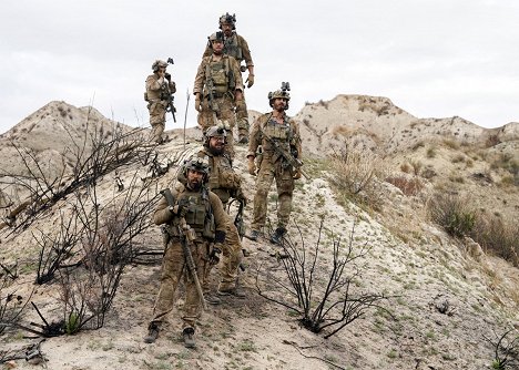 Neil Brown Jr., A. J. Buckley, Dan Briggs, Justin Melnick - SEAL Team - In der Höhle des Löwen - Filmfotos