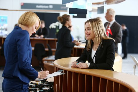 Piper Perabo - Covert Affairs - Hang Wire - Photos