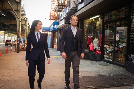 Lucy Liu, Jonny Lee Miller - Elementary - Sober Companions - Photos