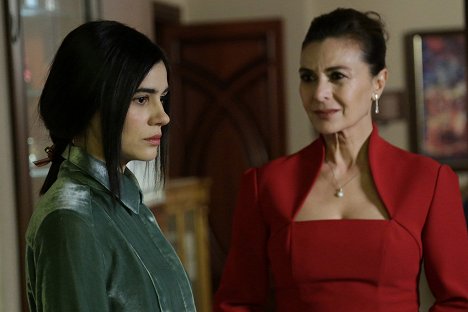 Zeynep Çamcı, Hatice Aslan - Adı: Zehra - Episode 2 - Kuvat elokuvasta