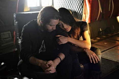 Aaron Stanford, Maggie Q - Nikita - Set-Up - Z filmu