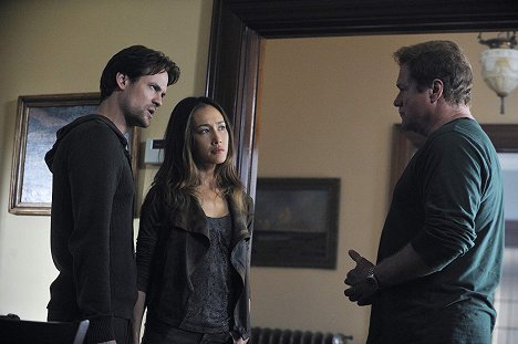 Shane West, Maggie Q, David Keith - Nikita - 343 Walnut Lane - Van film