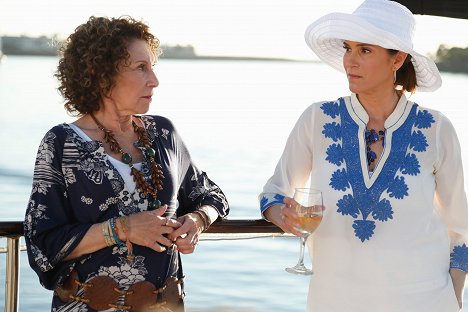 Rhea Perlman, Jami Gertz - The Neighbors - Uncle Benjamin - De la película