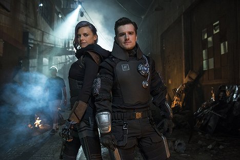 Eliza Coupe, Josh Hutcherson - Future Man - Z natáčení