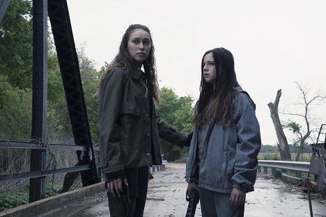 Alycia Debnam-Carey, Alexa Nisenson - Živí mrtví: Počátek konce - Close Your Eyes - Z filmu