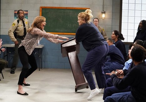 Allison Janney, Kristen Johnston - Mom - Crazy Snakes and a Clog to the Head - Photos