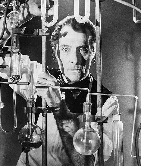 Peter Cushing - De vernietiging van Frankenstein - Van film