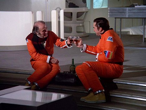 Barry Morse, Martin Landau - Space: 1999 - Black Sun - Photos