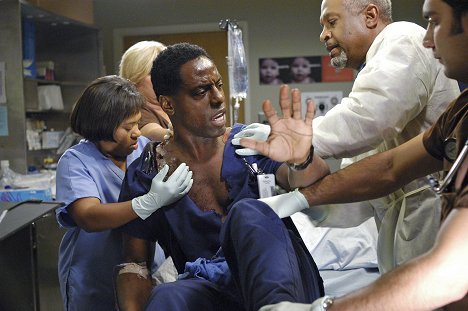 Chandra Wilson, Isaiah Washington, James Pickens Jr. - Grey's Anatomy - Deterioration of the Fight or Flight Response - Photos