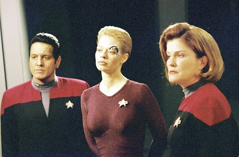 Robert Beltran, Jeri Ryan, Kate Mulgrew - Star Trek: Voyager - The Void - Kuvat elokuvasta