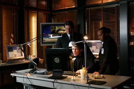 Anthony LaPaglia, Marianne Jean-Baptiste - Without a Trace - Risen - Photos