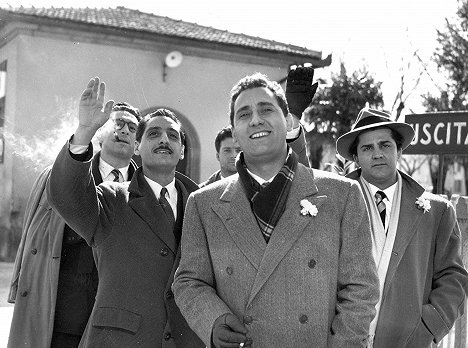 Alberto Sordi, Riccardo Fellini - Los inútiles - De la película