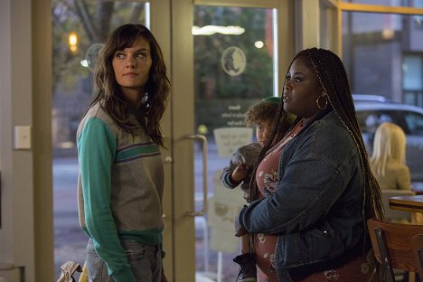 Frankie Shaw, Raven Goodwin - SMILF - Family-Sized Popcorn & a Can of Wine - Photos
