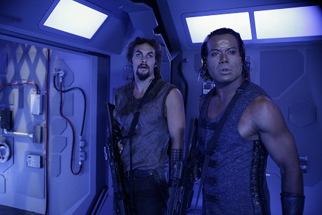 Jason Momoa, Christopher Judge - Stargate Atlantis - Auf der Mittelstation - Filmfotos