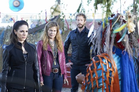 Anna Silk, Linda Hamilton, Kris Holden-Ried - Lost Girl - End of a Line - Kuvat elokuvasta