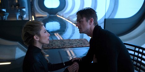 Dichen Lachman, Joel Kinnaman - Altered Carbon - Clash by Night - Van film