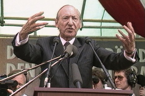 Kurt Waldheim - Waldheimov valčík - Z filmu
