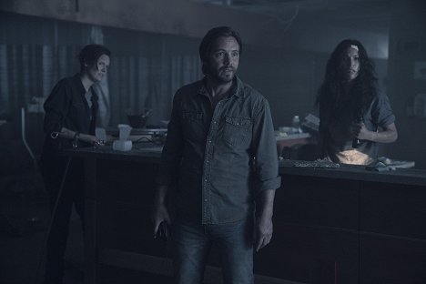 Maggie Grace, Aaron Stanford, Danay Garcia - Fear the Walking Dead - Słupek 54 - Z filmu