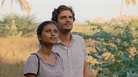 Aarshi Banerjee, Roman Kolinka - Maya - De la película