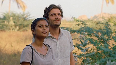 Aarshi Banerjee, Roman Kolinka - Maya - Do filme