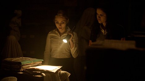 AnnaSophia Robb, Victoria Moroles - Down a Dark Hall - Film
