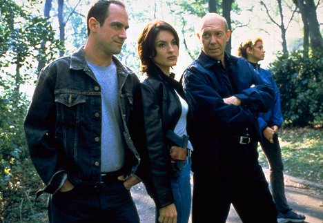 Christopher Meloni, Mariska Hargitay, Dann Florek - New York, unité spéciale - Meurtre dans le jardin - Film