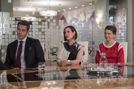 Peter Hermann, Miriam Shor, Sutton Foster - Younger - The Gift of the Maggie - Photos