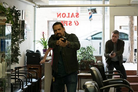 Vincent Laresca, Ray Liotta - Skorumpovaní poliši - That Way Madness Lies - Z filmu