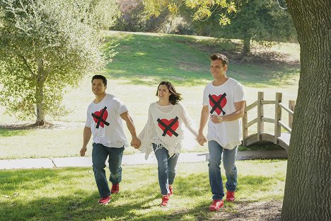 Vincent Rodriguez III, Rachel Bloom, Scott Michael Foster - Crazy Ex-Girlfriend - Nathaniel Gets the Message! - Photos