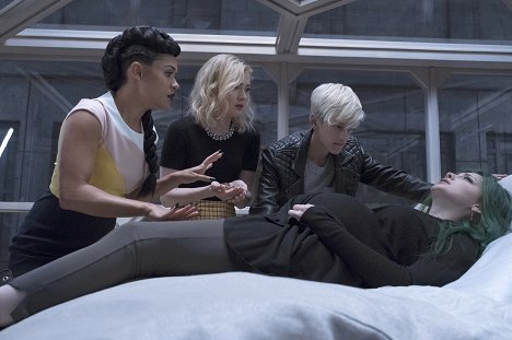 Grace Byers, Skyler Samuels, Percy Hynes White, Emma Dumont - The Gifted - eMergence - Photos