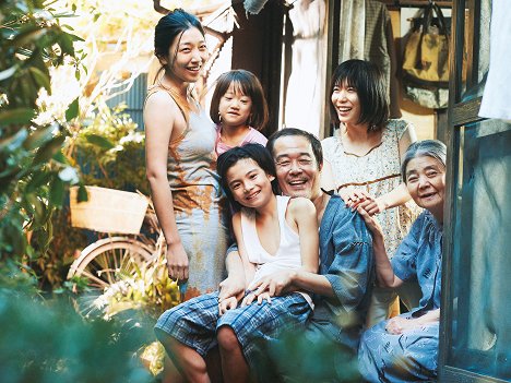 Sakura Andō, Miyu Sasaki, Jyo Kairi, Lily Franky, Mayu Matsuoka, Kirin Kiki - Shoplifters - Familienbande - Werbefoto