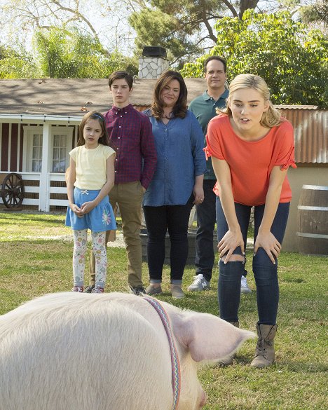 Julia Butters, Daniel DiMaggio, Katy Mixon, Diedrich Bader, Meg Donnelly - American Housewife - It's Hard To Say Goodbye - Photos