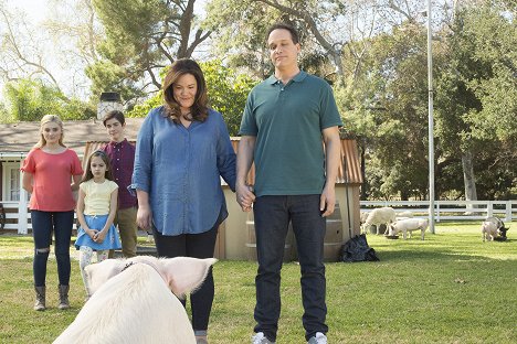 Meg Donnelly, Julia Butters, Daniel DiMaggio, Katy Mixon, Diedrich Bader - American Housewife - It's Hard To Say Goodbye - Photos