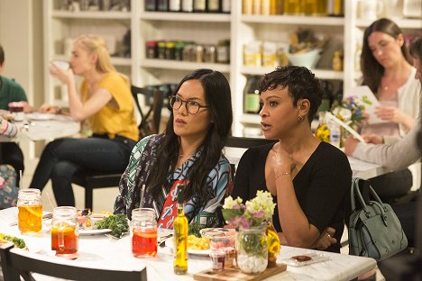 Ali Wong, Carly Hughes - American Housewife - Sliding Sweaters - Do filme