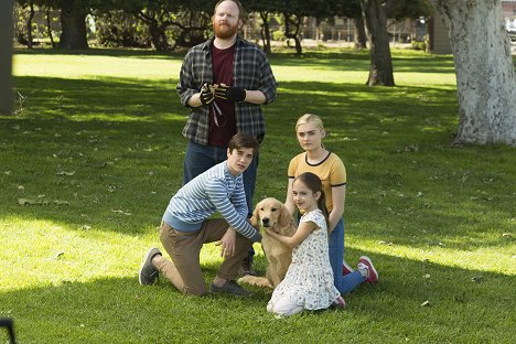 Mike Still, Daniel DiMaggio, Meg Donnelly, Julia Butters - American Housewife - Gambas sauce Bollywood - Film